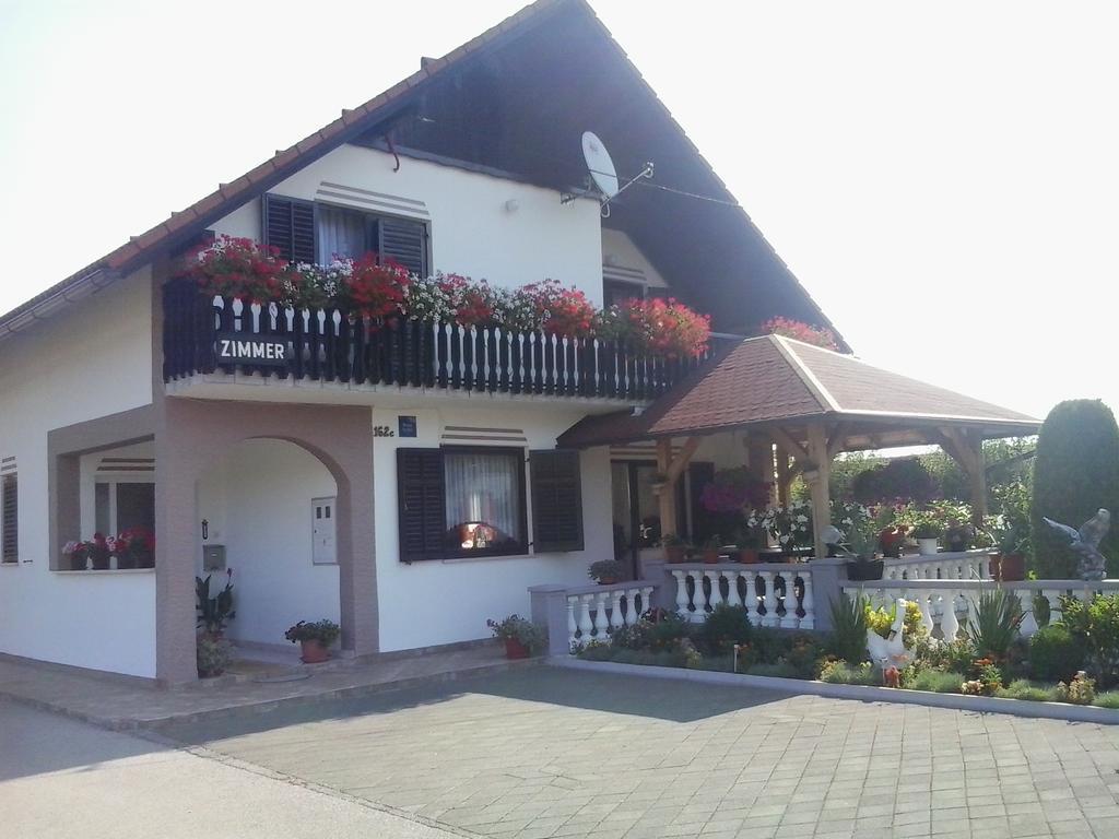 Guesthouse Tomas Catrnja Exterior photo