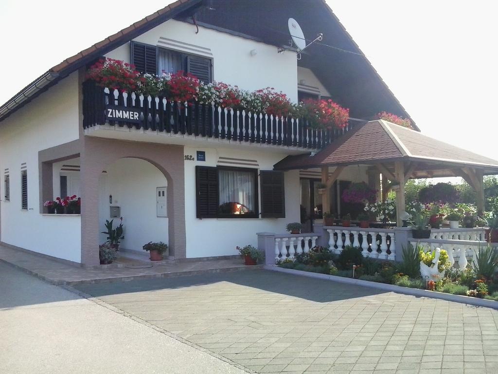 Guesthouse Tomas Catrnja Exterior photo