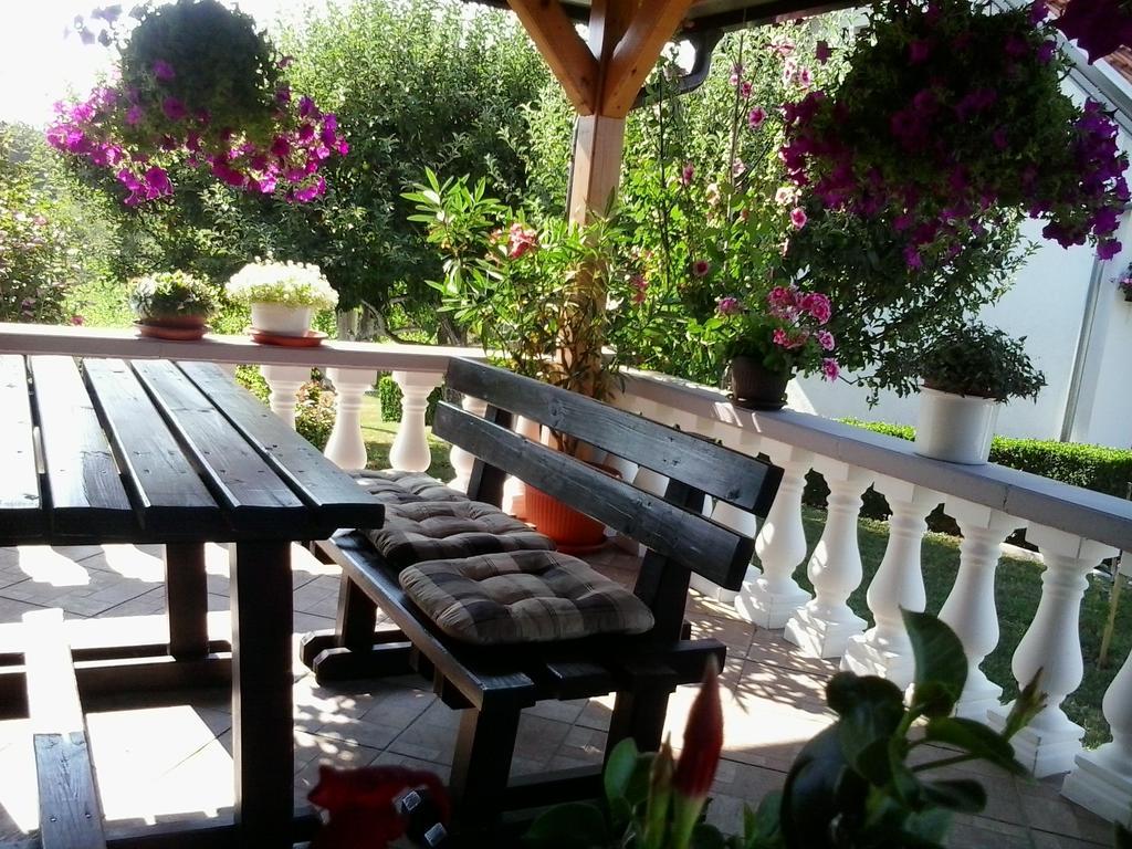 Guesthouse Tomas Catrnja Exterior photo