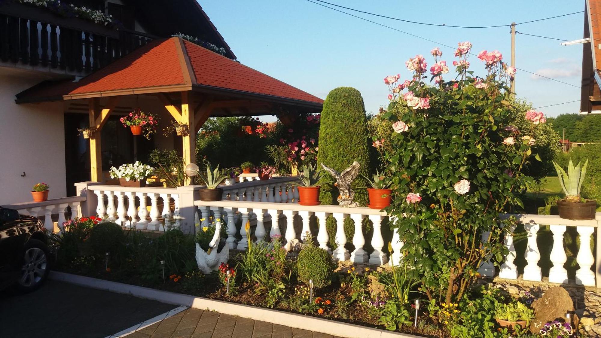Guesthouse Tomas Catrnja Exterior photo