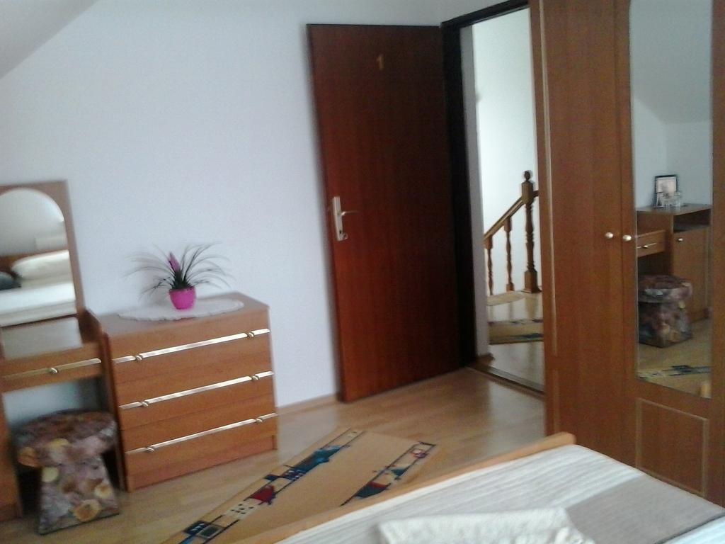 Guesthouse Tomas Catrnja Exterior photo